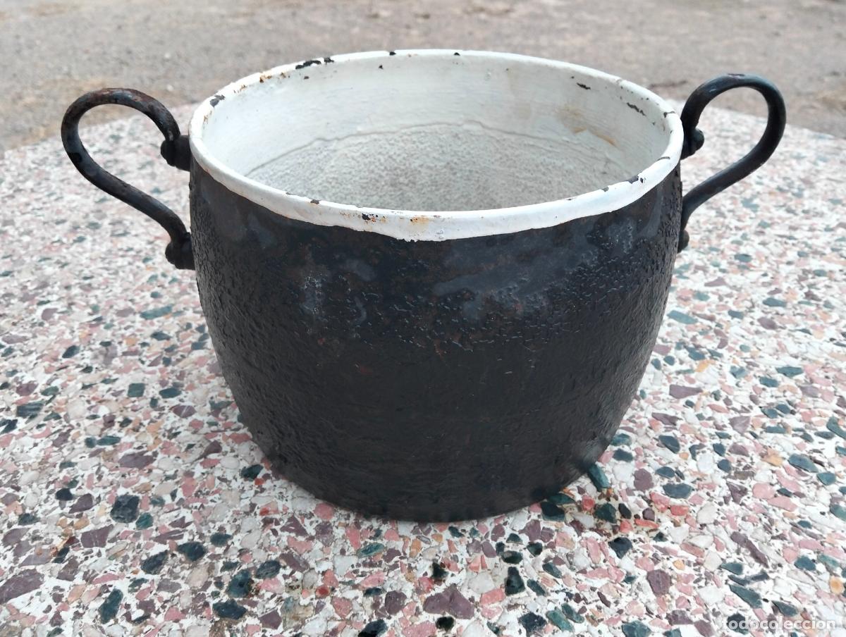 Oggetti Antichi: Olla puchero de hierro fundido antiguo grande con dos asas usado y pintado en interior a&ntilde;os 30-40