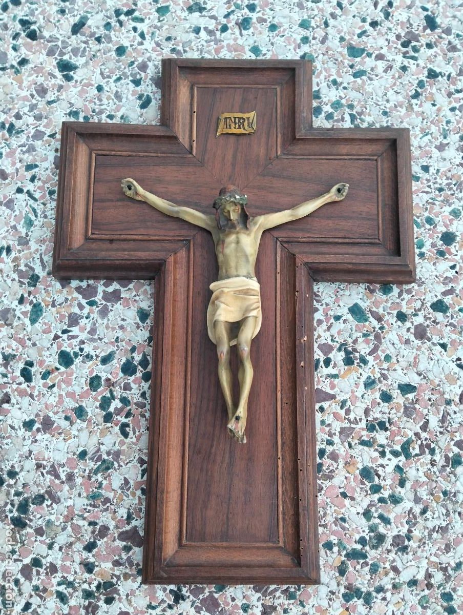 Oggetti Antichi: Antiguo crucifijo Jes&uacute;s crucificado en la cruz de madera y estuco Inri de pared a&ntilde;os 50