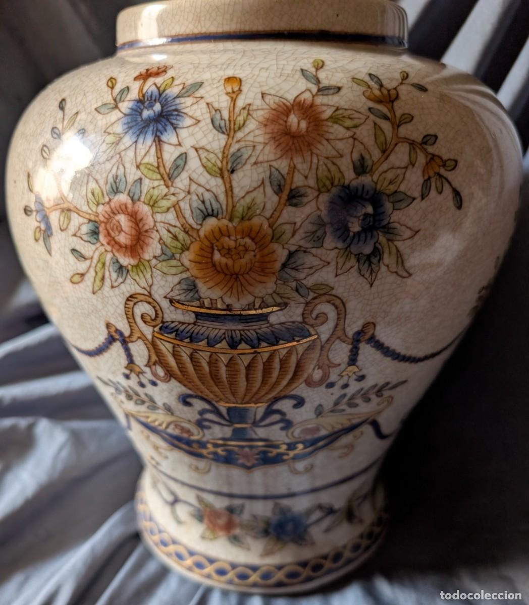 Antig&uuml;edades: Jarr&oacute;n cer&aacute;mica craquelada floral policromada con sello her&aacute;ldico &middot; 25 cm