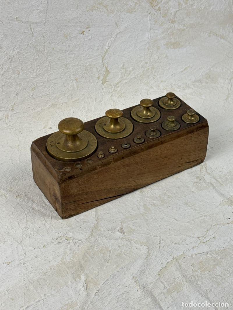 Antig&uuml;edades: Antiguo juego de pesas de lat&oacute;n con caja de madera