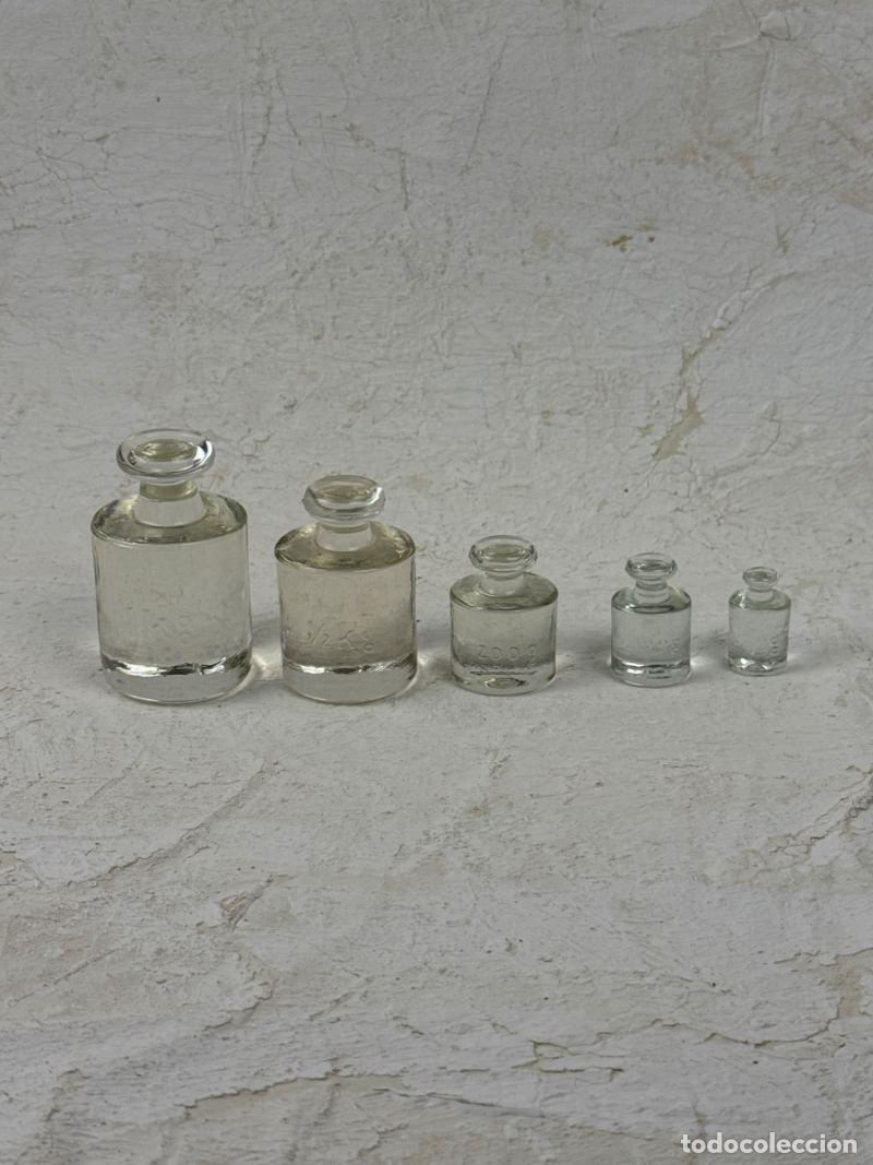 Antig&uuml;edades: Juego antiguo de pesas de cristal de boticario