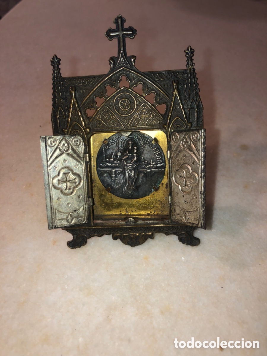Antig&uuml;edades: Capilla Port&aacute;til Neog&oacute;tica con medalla de la Virgen del Pilar en plata