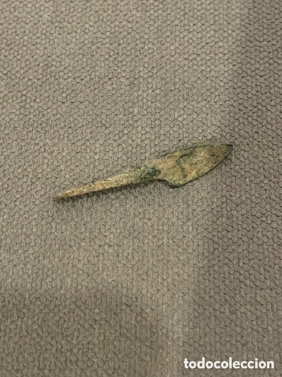 Antig&uuml;edades: Punta de flecha de bronce romboidal con ped&uacute;nculo S.VIII-VI A.C - Foto 3