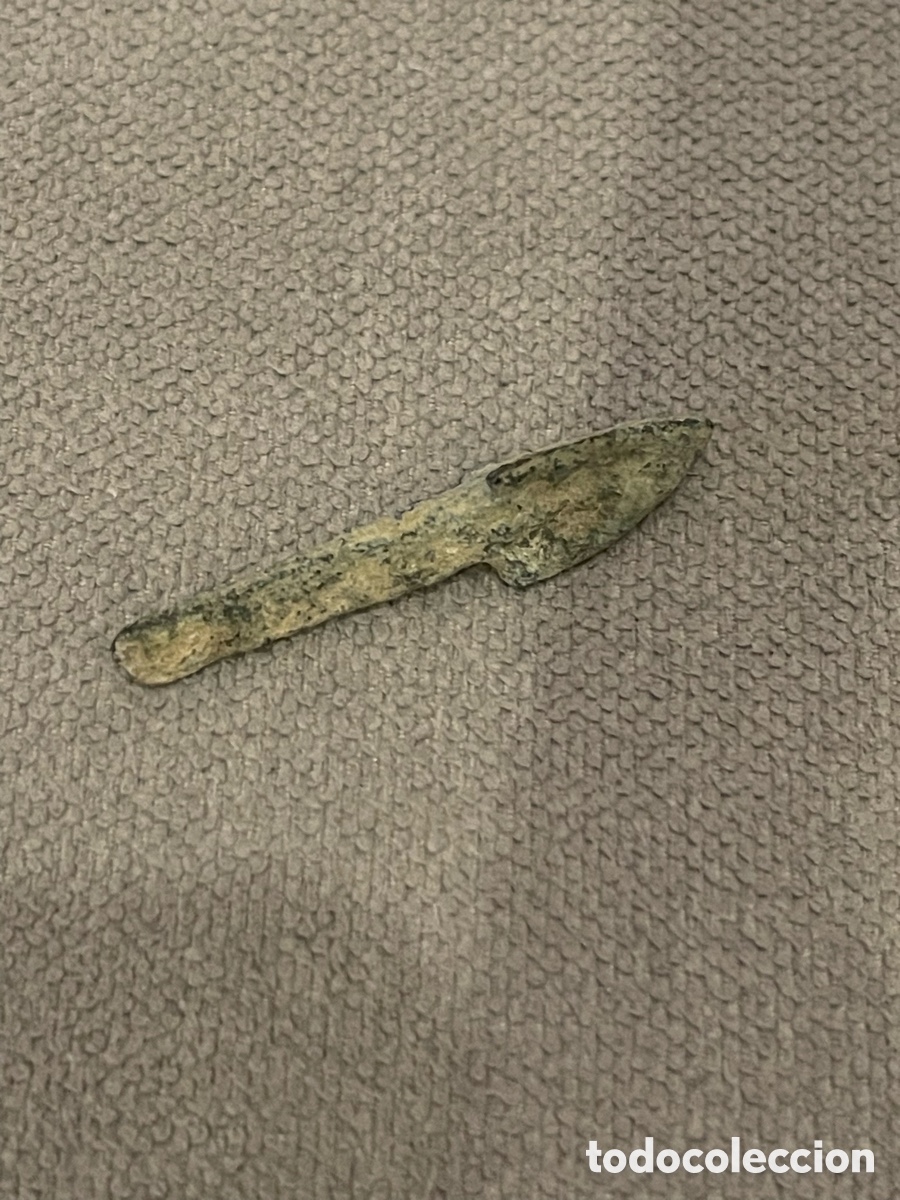 Antig&uuml;edades: Punta de flecha de bronce romboidal con ped&uacute;nculo S.VIII-VI A.C