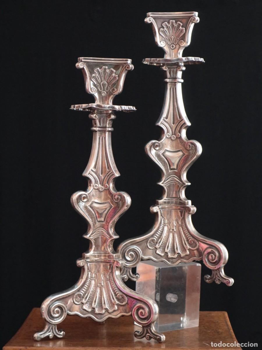 Antig&uuml;edades: Candeleros de altar de estilo barroco elaborados en plata punzonada. Siglo XX. Miden 41 cm de alt.