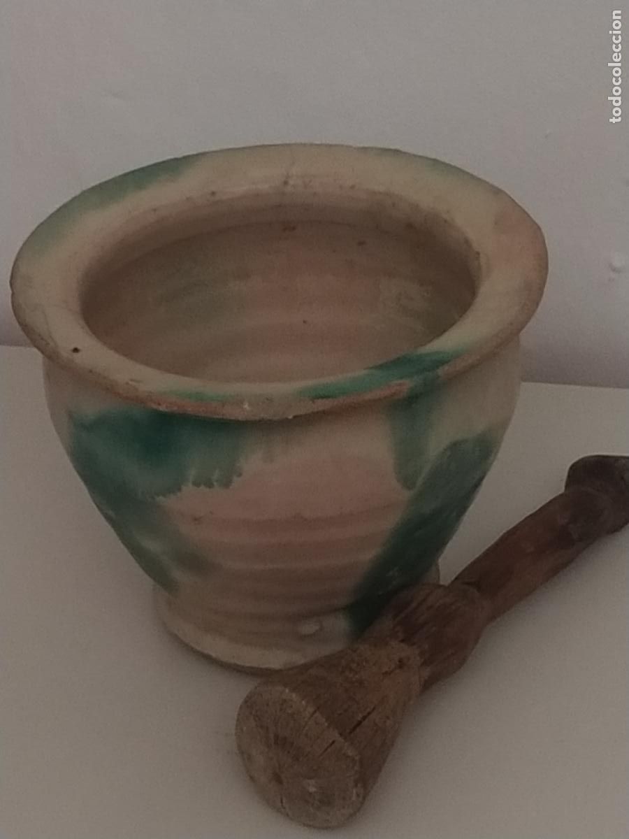 Antig&uuml;edades: Antiguo morteo cer&aacute;mica Fajalauza ( Granada) con su mano