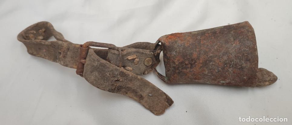 Antig&uuml;edades: ANTIGUO CENCERRO PARA GANADO DE 8 CM