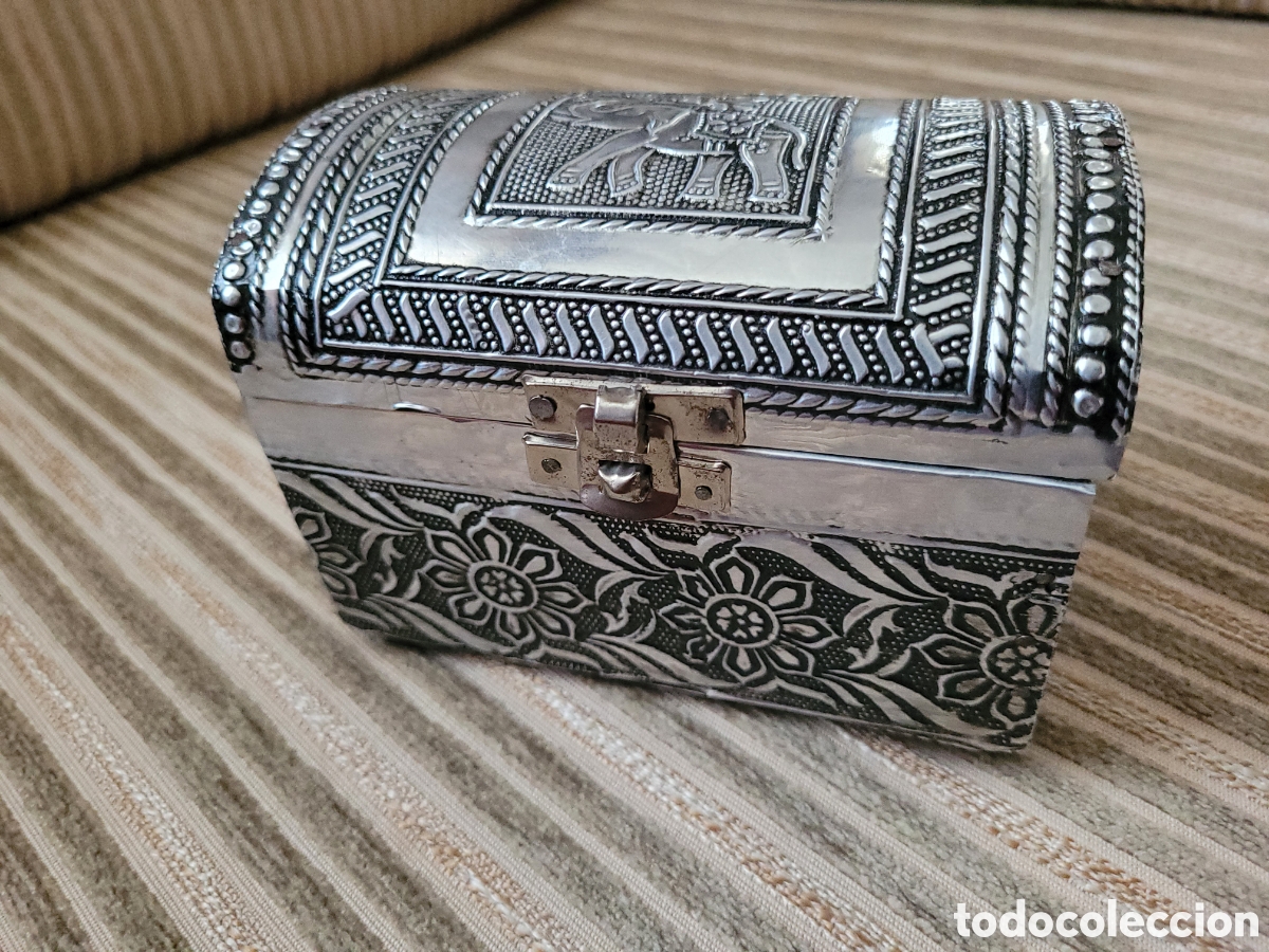 Antiquit&eacute;s: CAJA de MADERA, FORRADA DE METAL