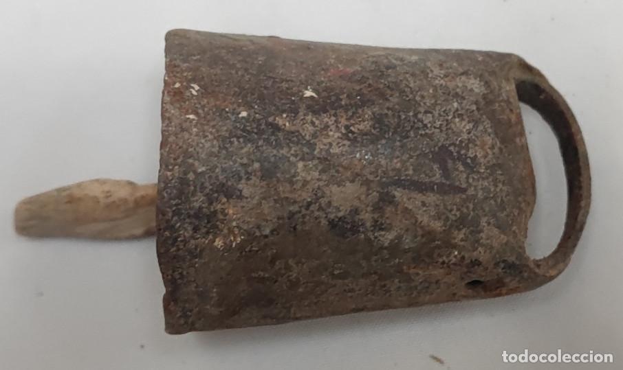 Antig&uuml;edades: ANTIGUO CENCERRO PARA GANADO DE 6 CM