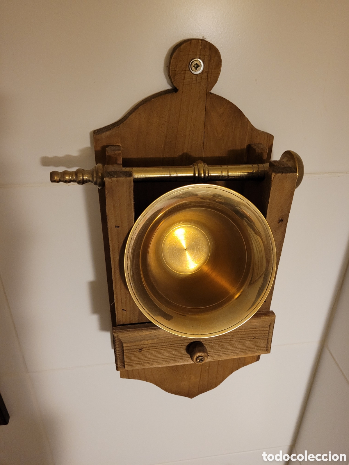 Antig&uuml;edades: ALMIREZ DE BRONCE CON EXPOSITOR DE MADERA - Foto 2
