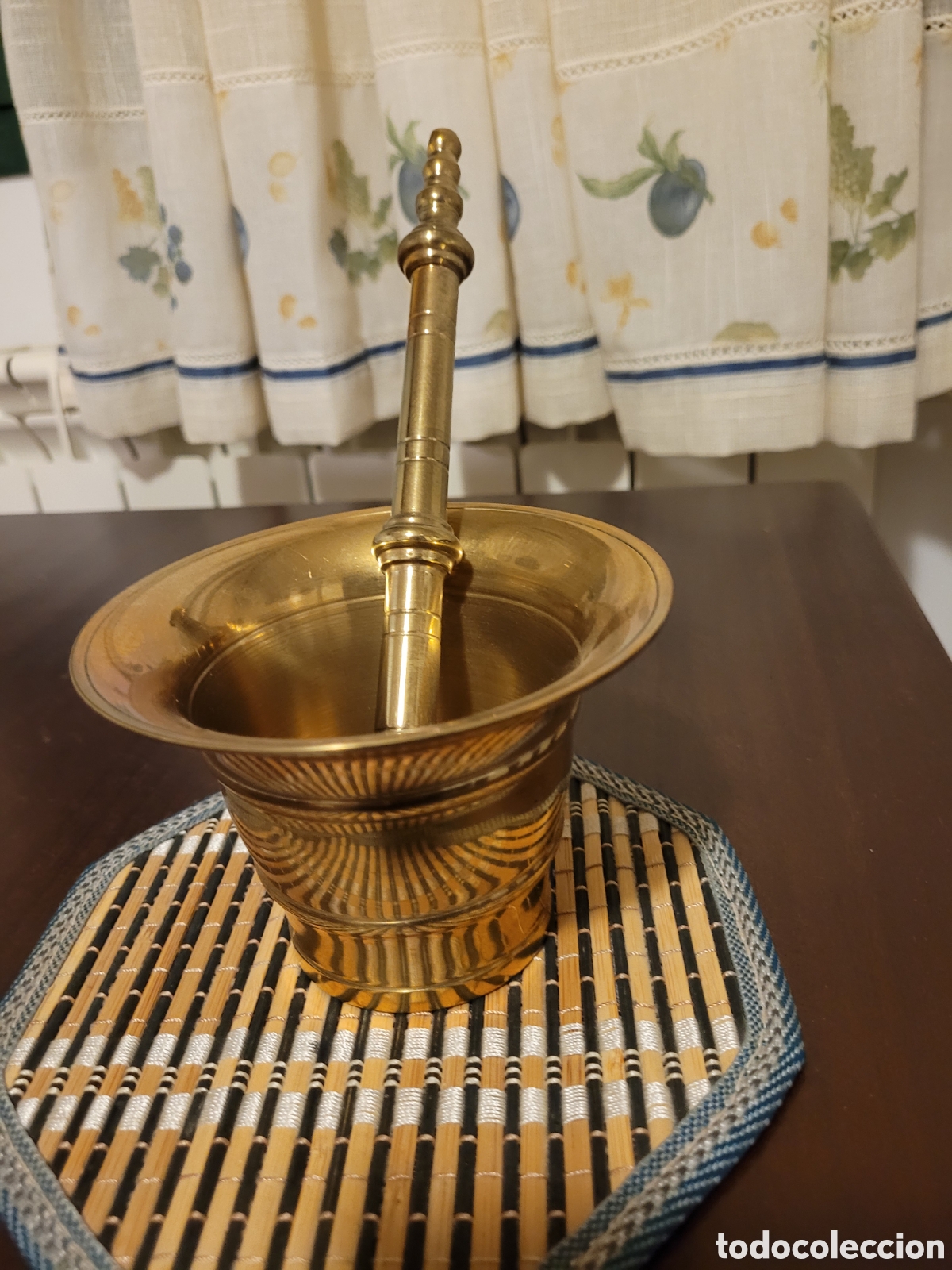 Antig&uuml;edades: ALMIREZ DE BRONCE CON EXPOSITOR DE MADERA - Foto 3