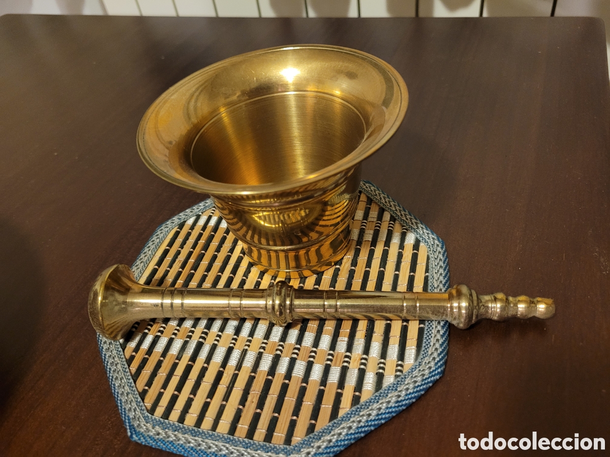 Antig&uuml;edades: ALMIREZ DE BRONCE CON EXPOSITOR DE MADERA - Foto 4