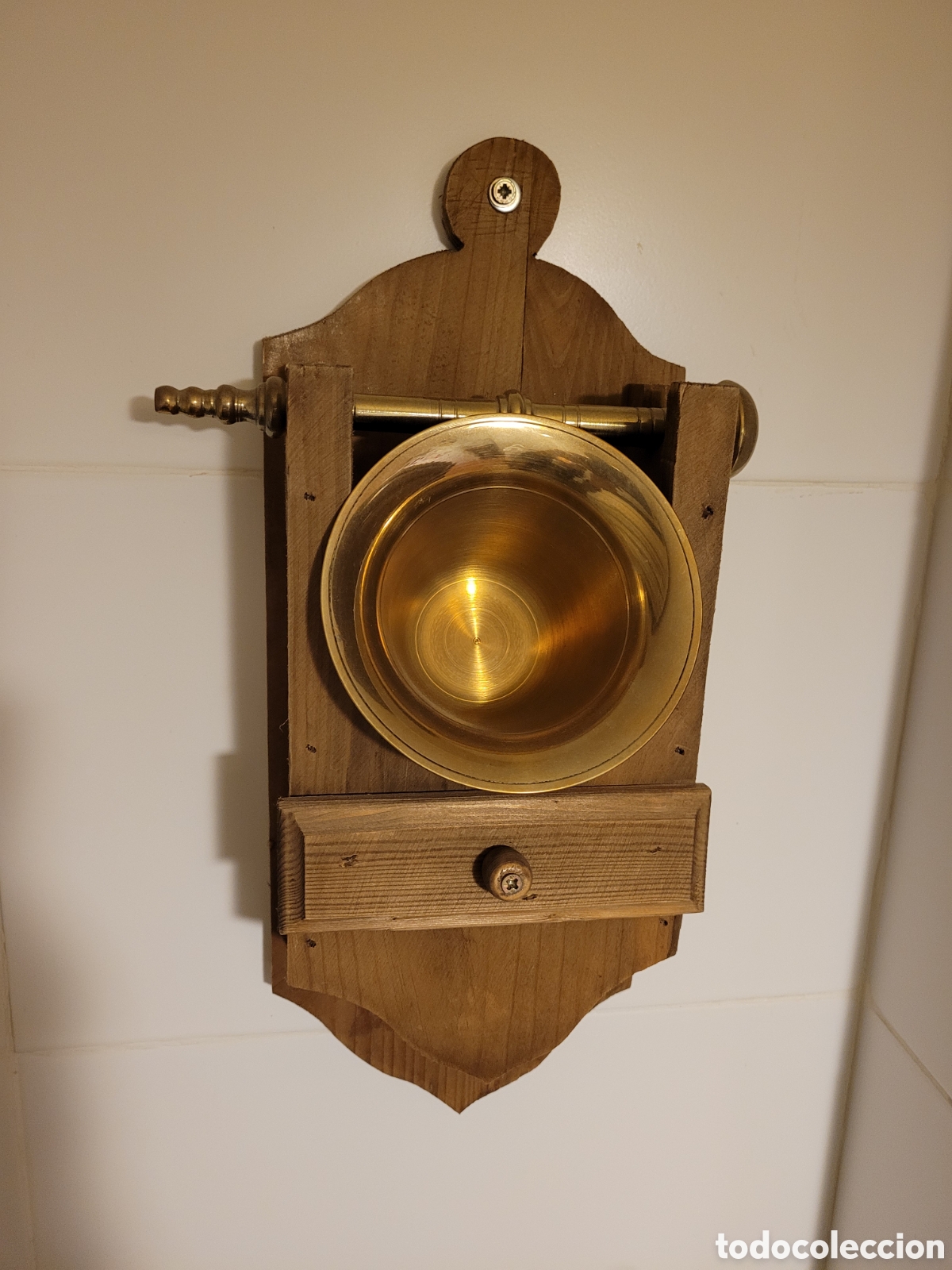Antig&uuml;edades: ALMIREZ DE BRONCE CON EXPOSITOR DE MADERA - Foto 1