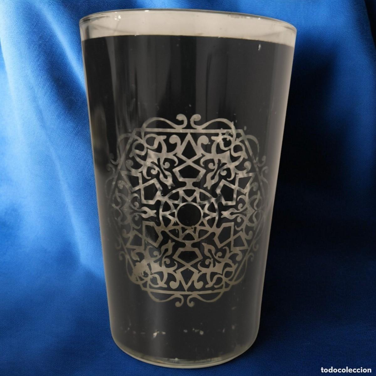 Antig&uuml;edades: Vaso Portavelas De Cristal Negro Con Grabado &Aacute;rabe &ndash; Dise&ntilde;o Ornamentado Estilo Andalus&iacute;