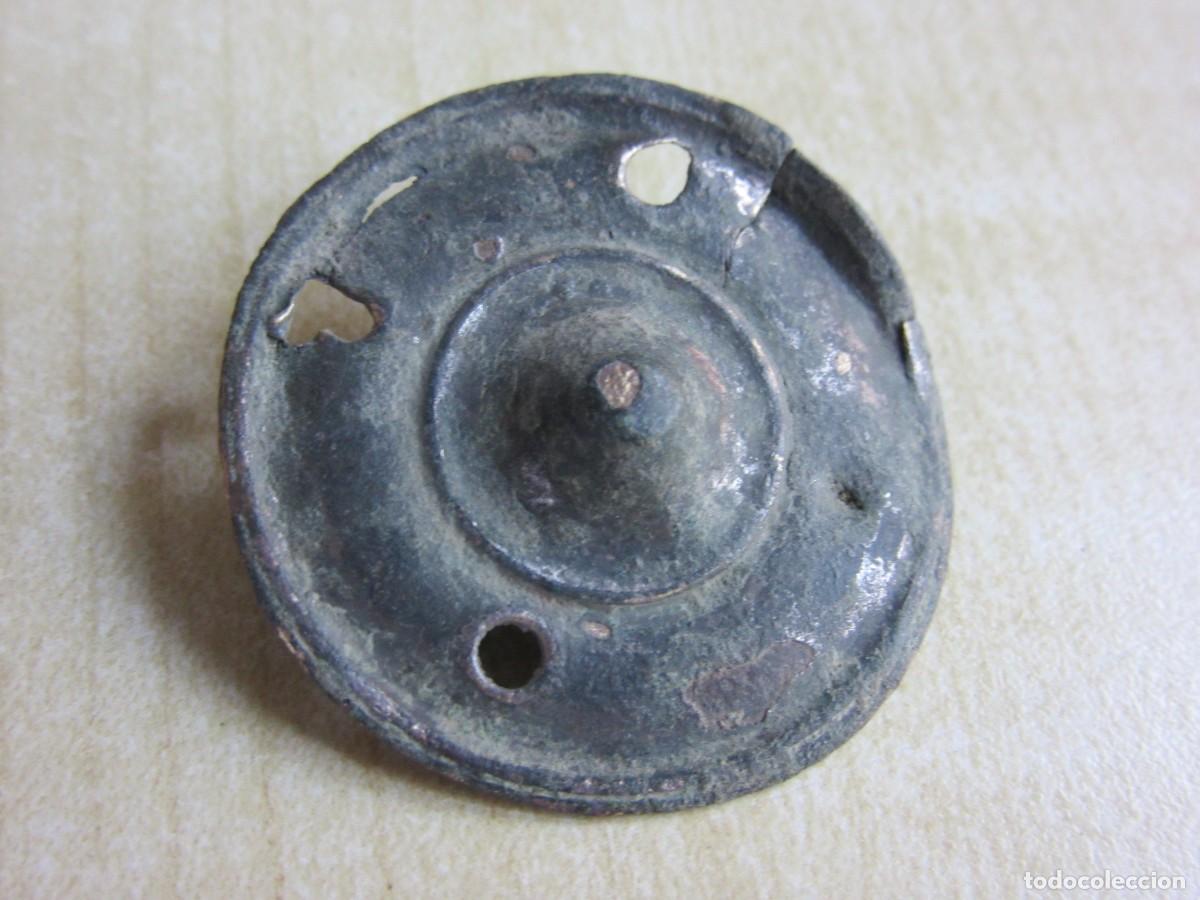 Antiguidades: Placa ornamental medieval de bronce Di&aacute;metro 3,5 cm