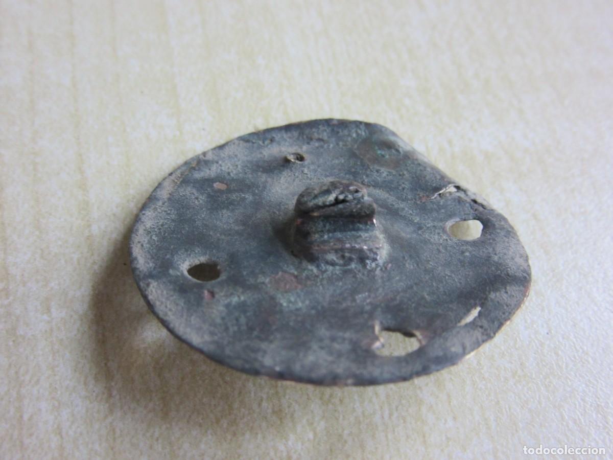 Antig&uuml;edades: Placa ornamental medieval de bronce Di&aacute;metro 3,5 cm - Foto 2