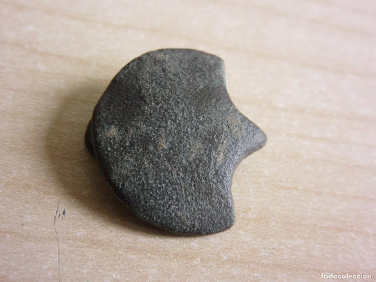 Antig&uuml;edades: Pieza ornamental para cintur&oacute;n de bronce Romano o visigodo Medidas 2,3 x2,2 cm
