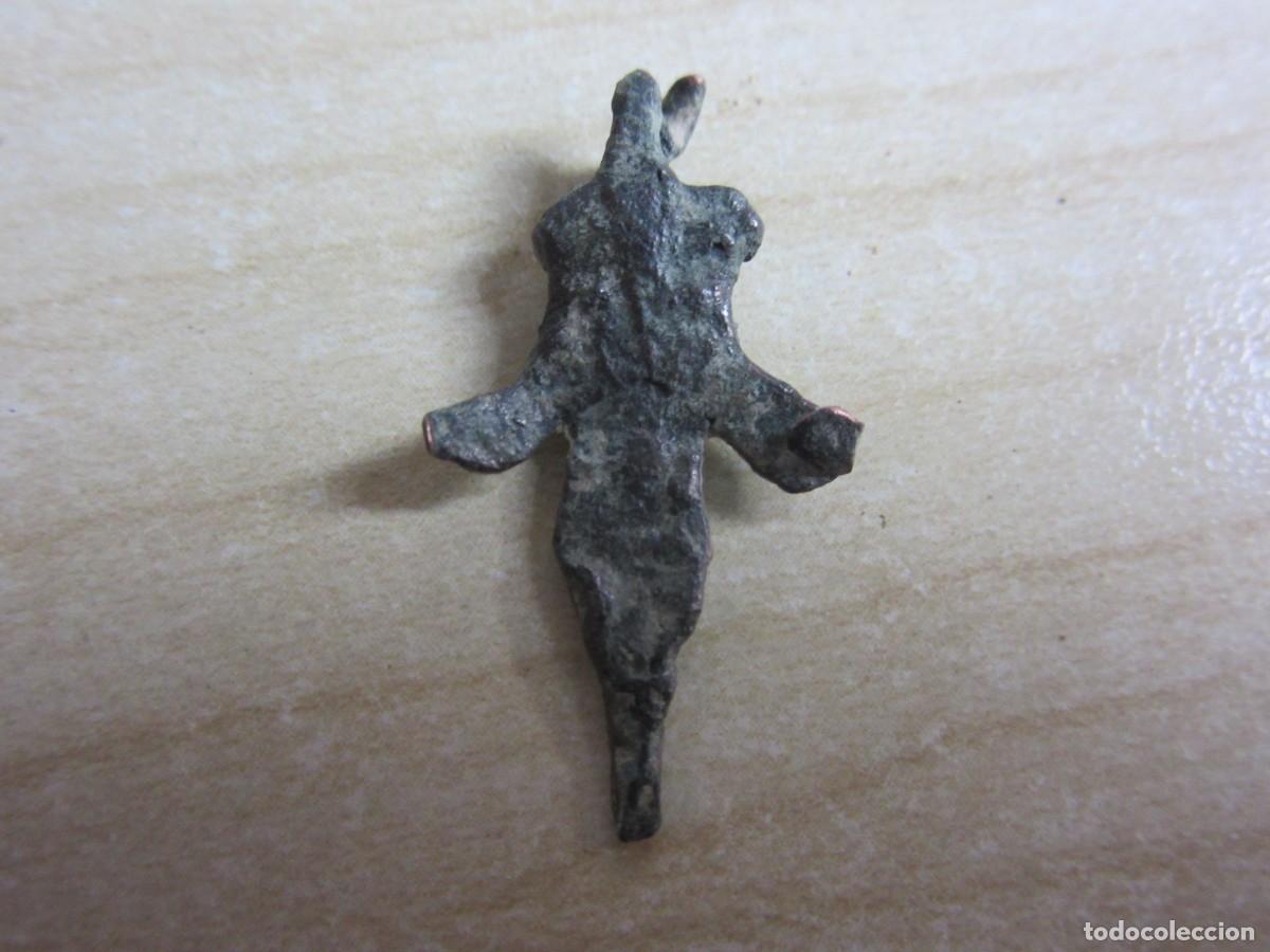 Antig&uuml;edades: Pinjante o colgante de bronce medieval en forma de flor de lis Medidas 2,8 x1,4 cm