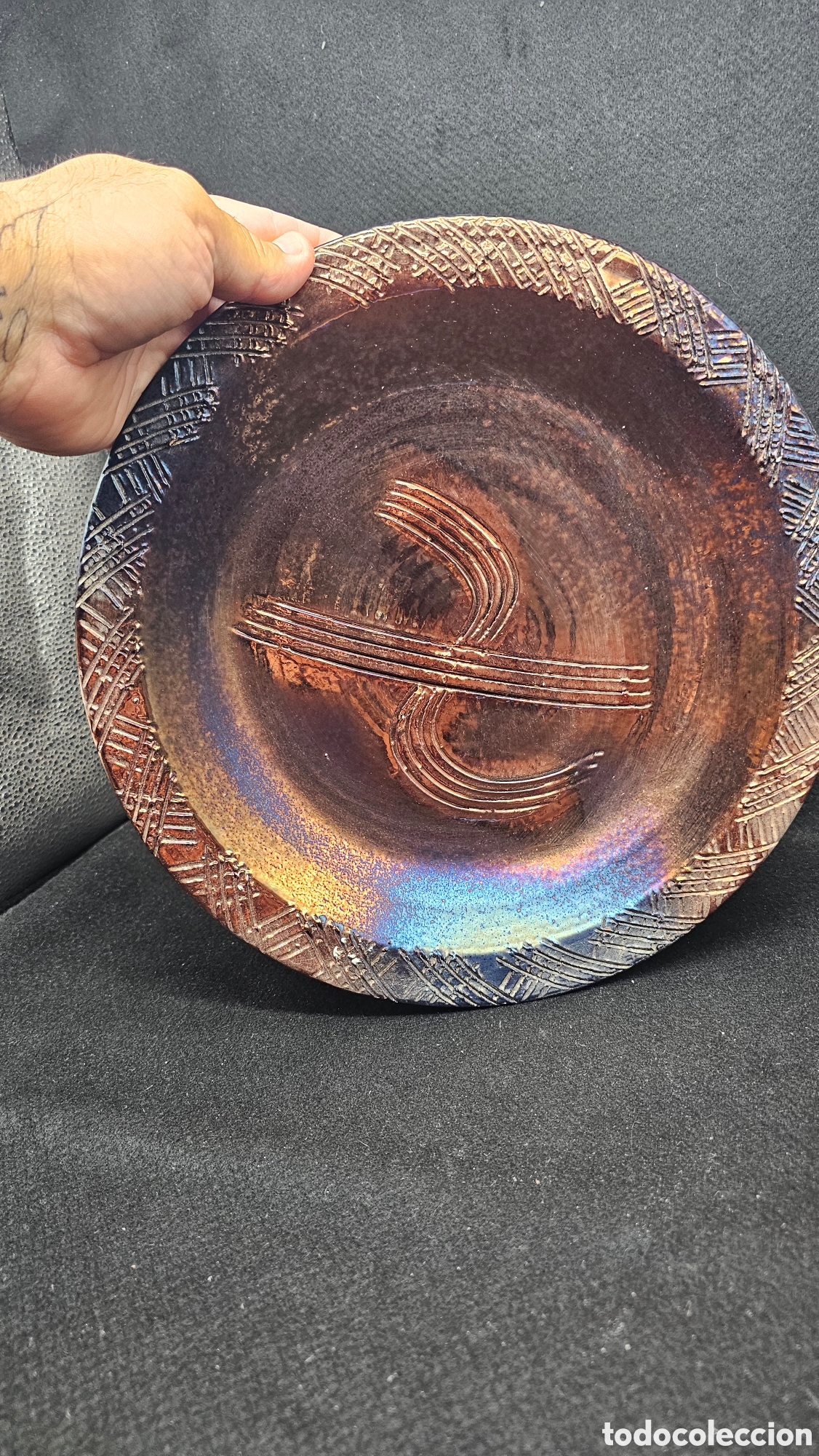 Antig&uuml;edades: Plato de cer&aacute;mica con esmaltes cobrizo