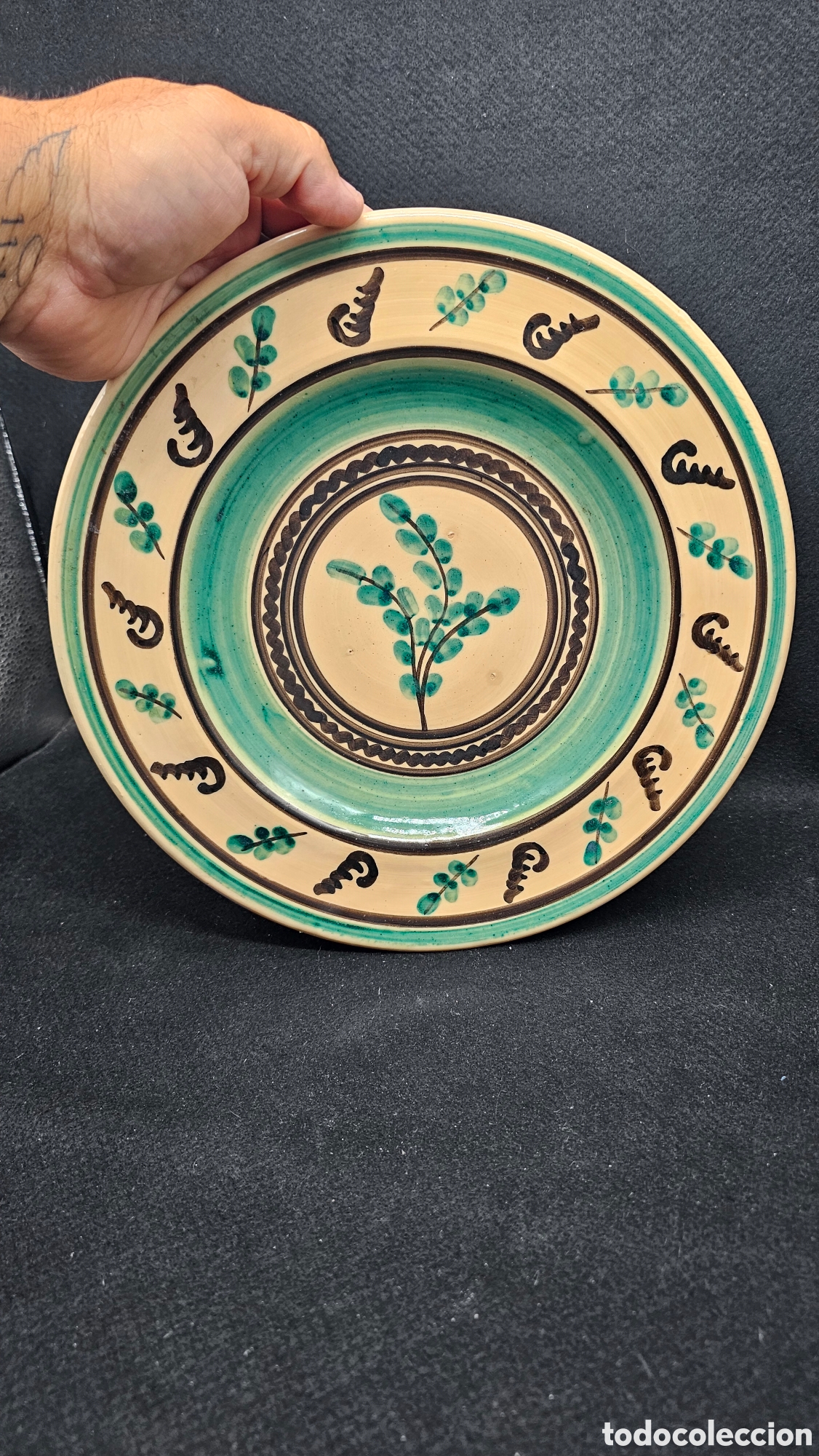 Antig&uuml;edades: Bonito plato de cer&aacute;mica pintado a mano