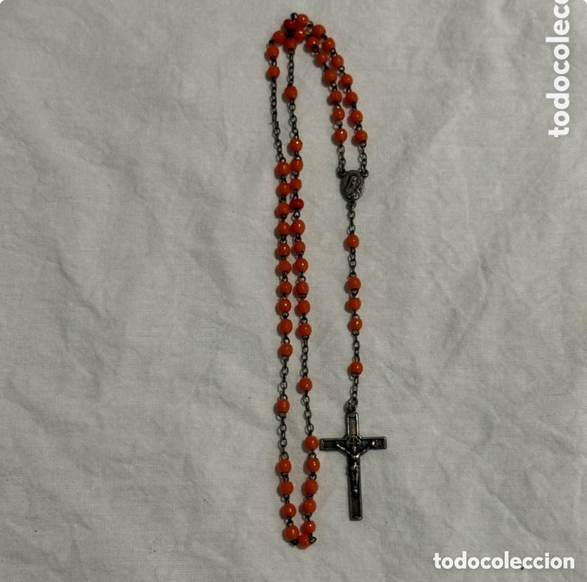 Antig&uuml;edades: Rosario antiguo de coral y plata, siglo XIX, con crucifijo y medalla de Santa Teresa