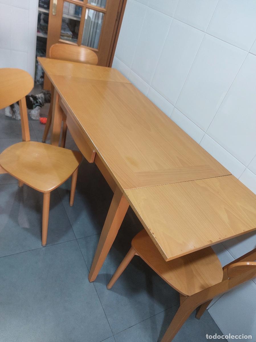 Antig&uuml;edades: Mesa extensible de madera y 3 sillas de cocina