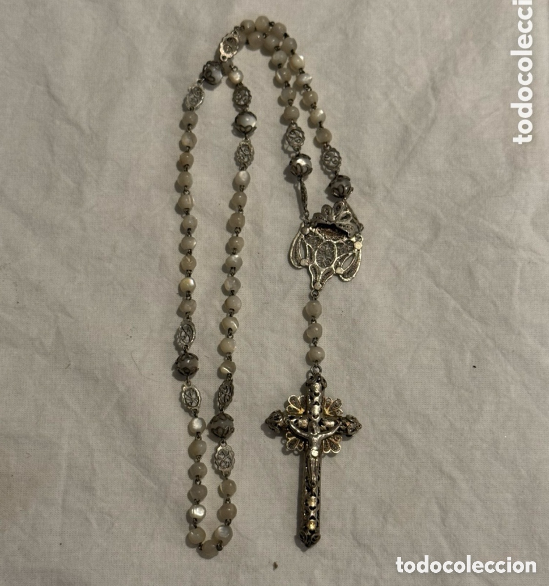 Antig&uuml;edades: Rosario antiguo de n&aacute;car y filigrana de plata &ndash; Gran crucifijo &ndash; Siglo XIX