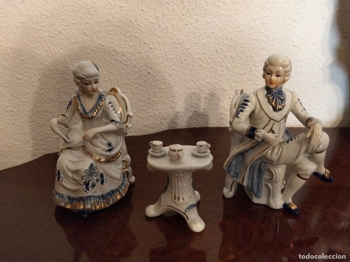 Antig&uuml;edades: Conjunto de porcelana vintage. Pareja tomando el t&eacute; con mesa. Figuras decorativas.