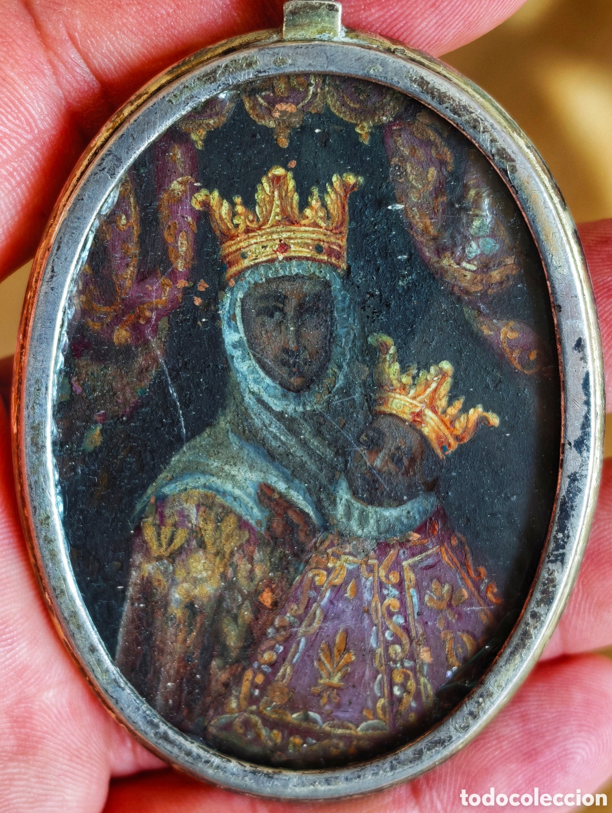 Antig&uuml;edades: Relicario. La Moreneta. Virgen. San Francisco de As&iacute;s. Medall&oacute;n. Siglo XVIII. Plata. Original.