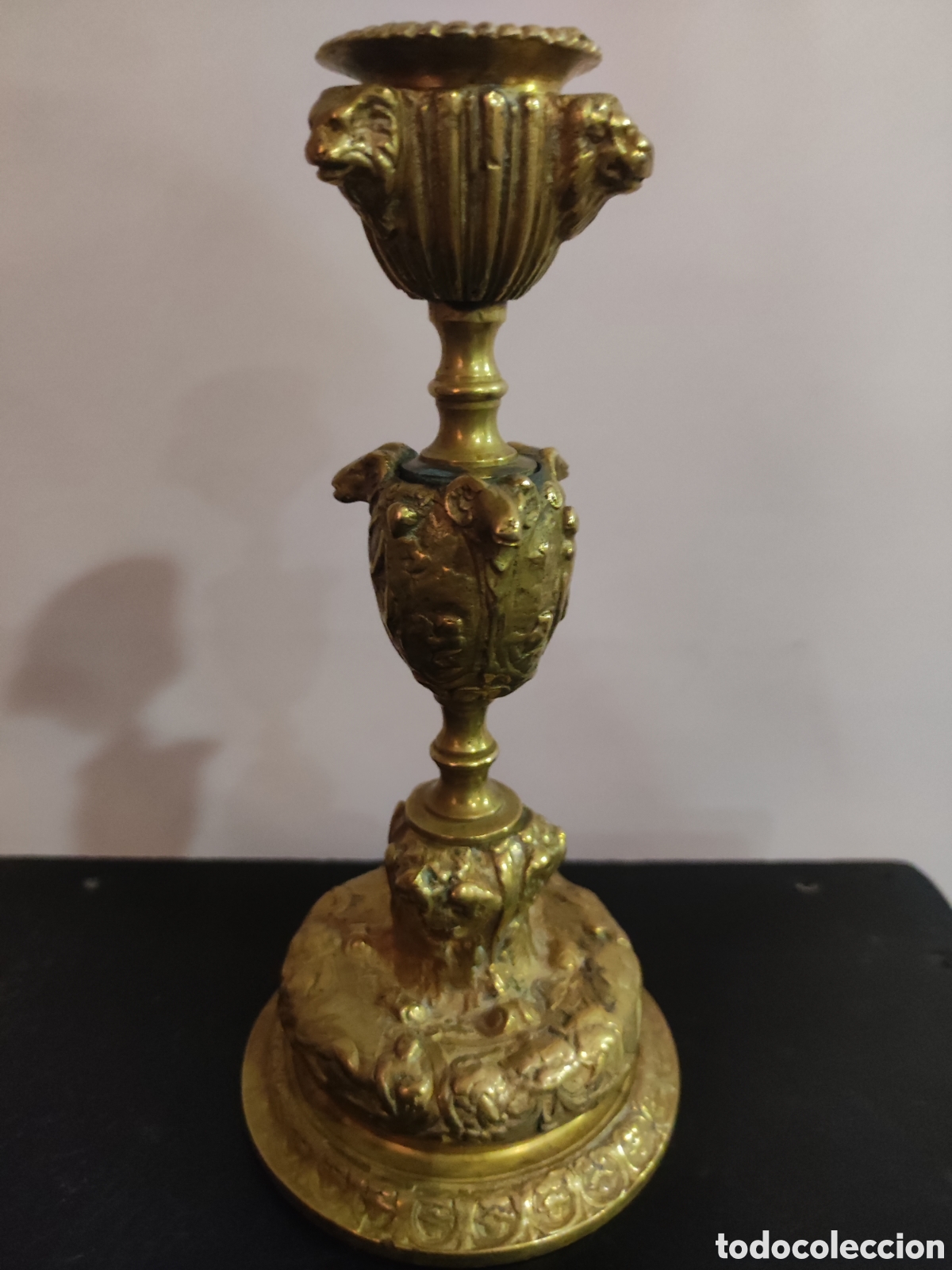 Antig&uuml;edades: Candelero de lat&oacute;n tipo medici