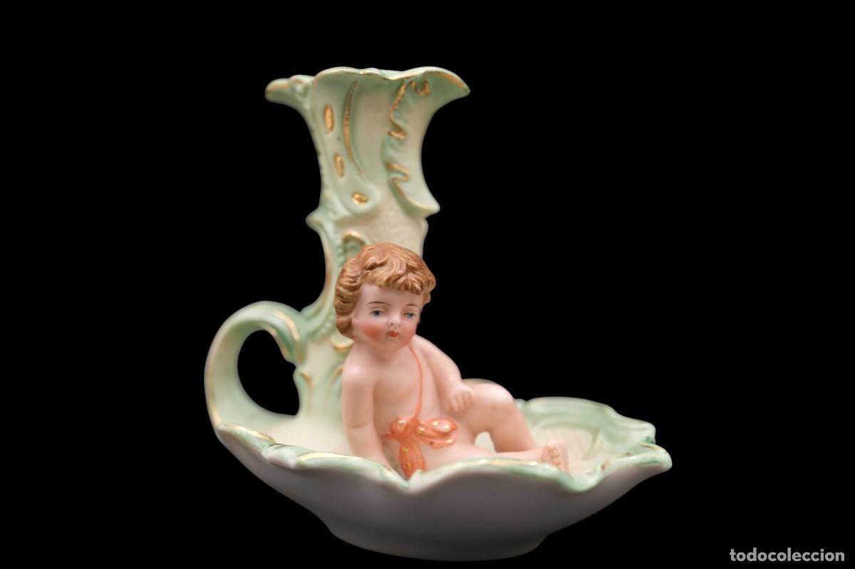 Antig&uuml;edades: Candelabra de mano antigua de porcelana con querub&iacute;n reclinado anos 20-30