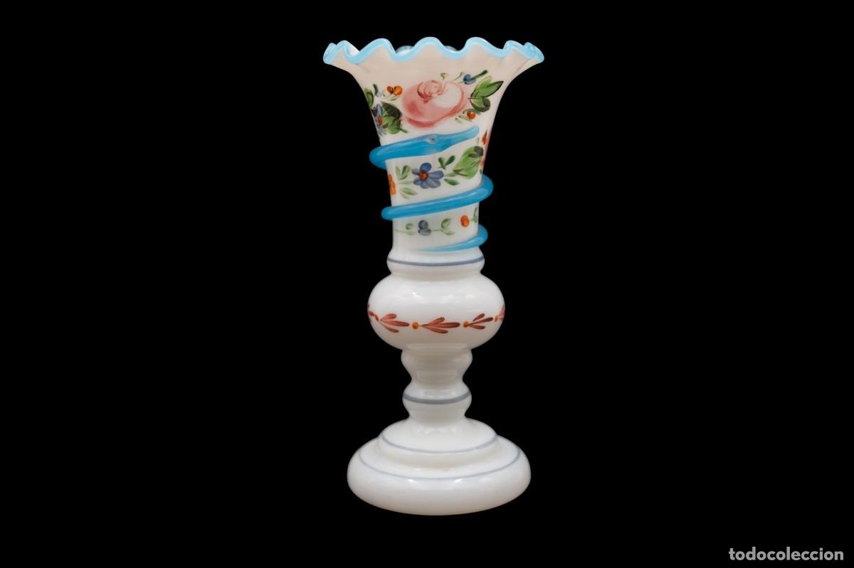 Antig&uuml;edades: Atribuido a Schachtenbach &ndash; Jarr&oacute;n de vidrio opalino blanco con espiral azul aplicada &ndash; Alemania