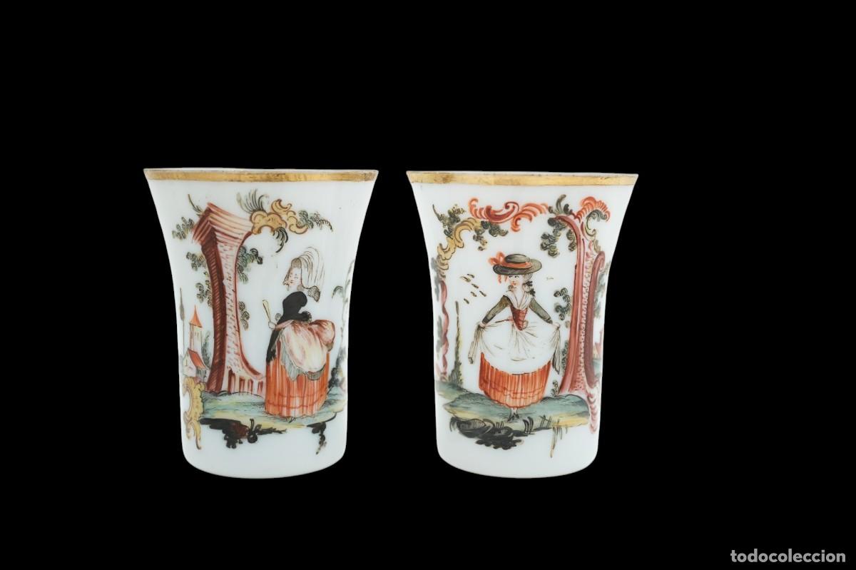 Antig&uuml;edades: Pareja de vasos de vidrio opalino del siglo XIX con escenas rococ&oacute; pintadas a mano