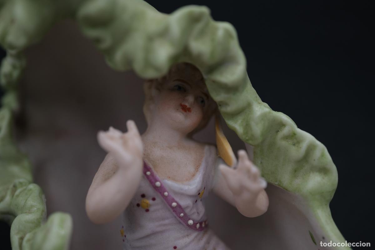 Antig&uuml;edades: Antigua pieza decorativa de porcelana con figura femenina &ndash; Estilo Rococ&oacute; &ndash; Pintada a mano