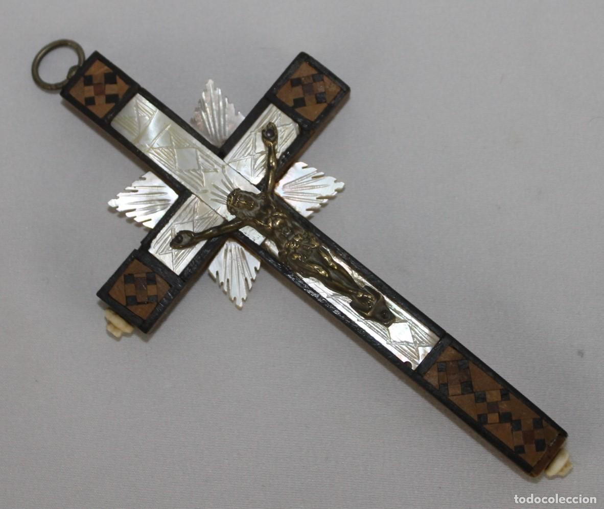 Antig&uuml;edades: Antiguo crucifijo de madera y n&aacute;car de Jerusal&eacute;n con incrustaciones. V&iacute;a Crucis.