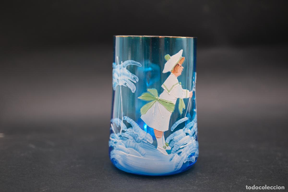 Antig&uuml;edades: Antigua jarra de vidrio azul de Bohemia con decoraci&oacute;n esmaltada a mano &ndash; circa 1900&ndash;1930