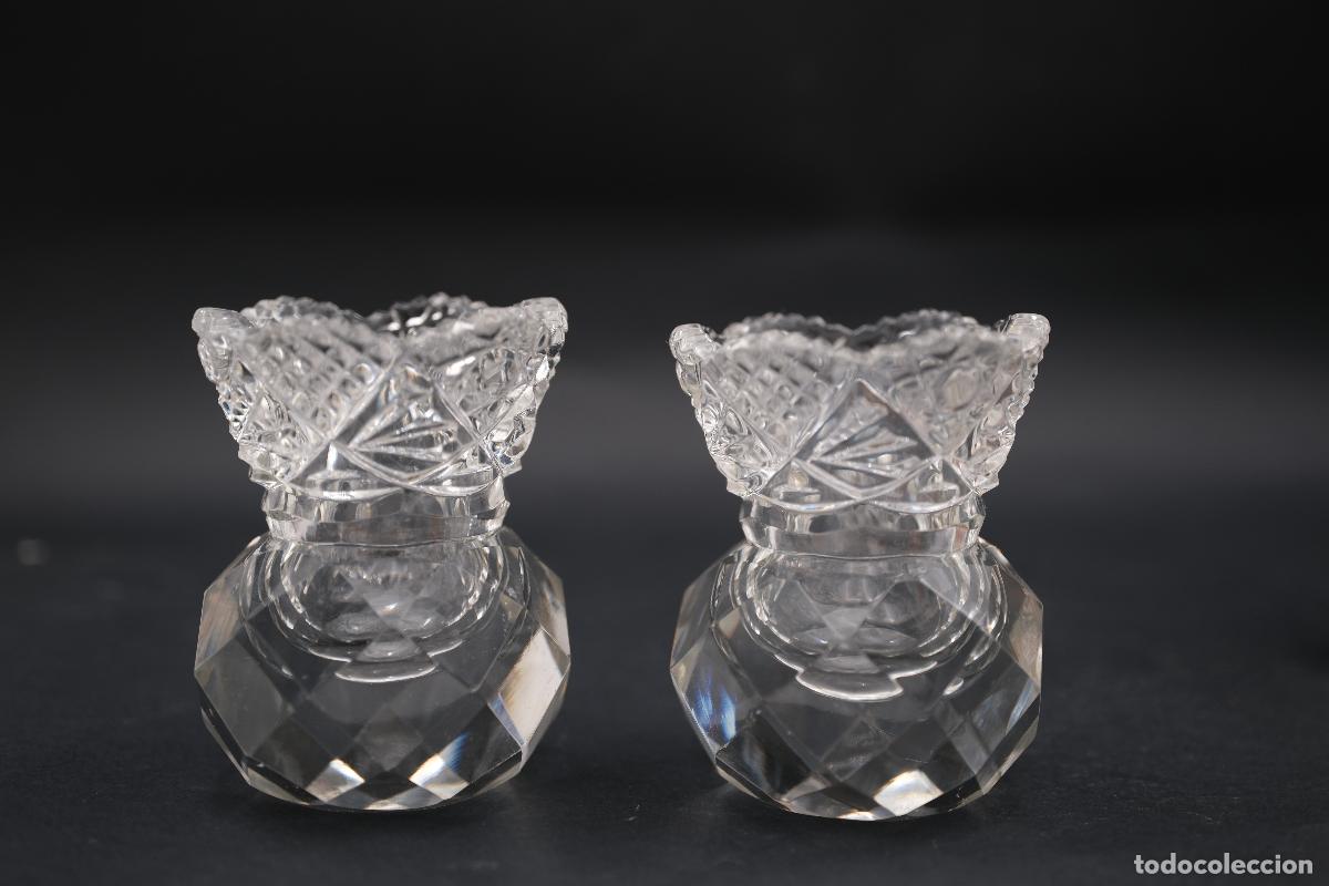 Antig&uuml;edades: Pareja de candelabros de cristal tallado &ndash; Siglo XX