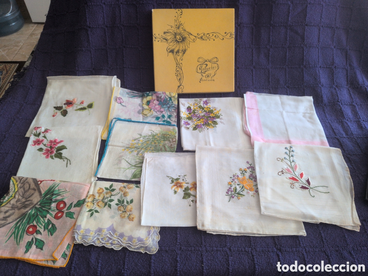 Antig&uuml;edades: Caja con 11 pa&ntilde;uelos de tela con diferentes dise&ntilde;os y medidas. Ver fotos