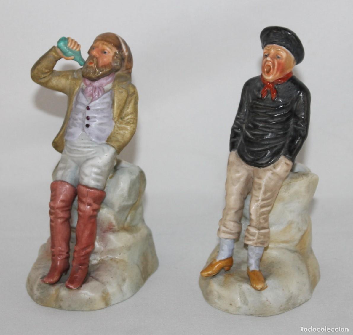 Antig&uuml;edades: Pareja de figuras de marineros. Porcelana esmaltada. Marcas en la base. Siglo XX