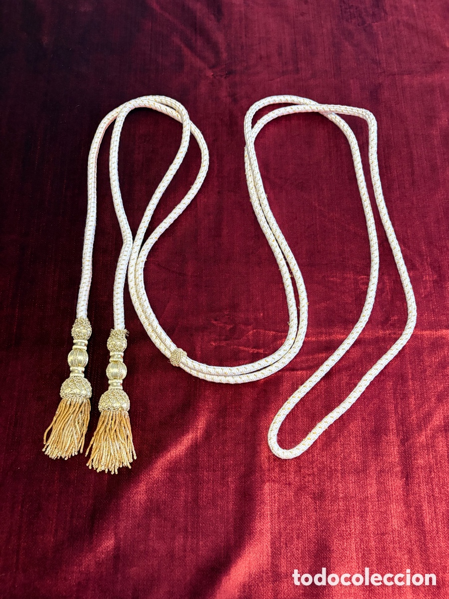 Antig&uuml;edades: C&iacute;ngulo dorado y blanco