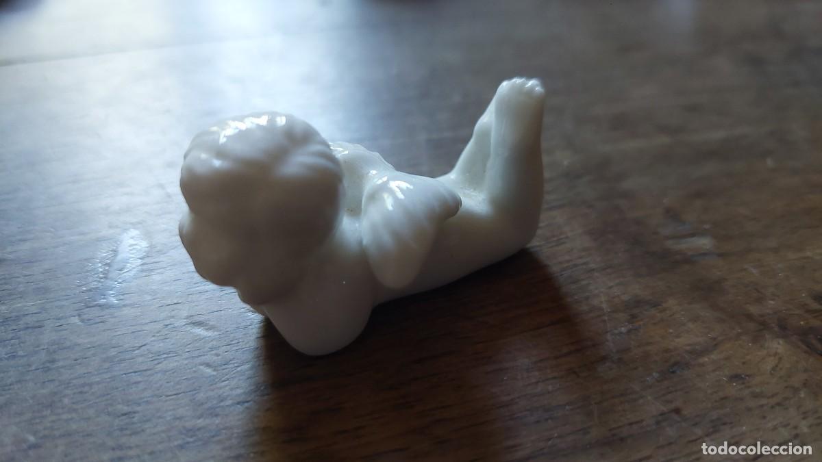 Antig&uuml;edades: Angelito de porcelana blanca ceramista Bybee Pottery