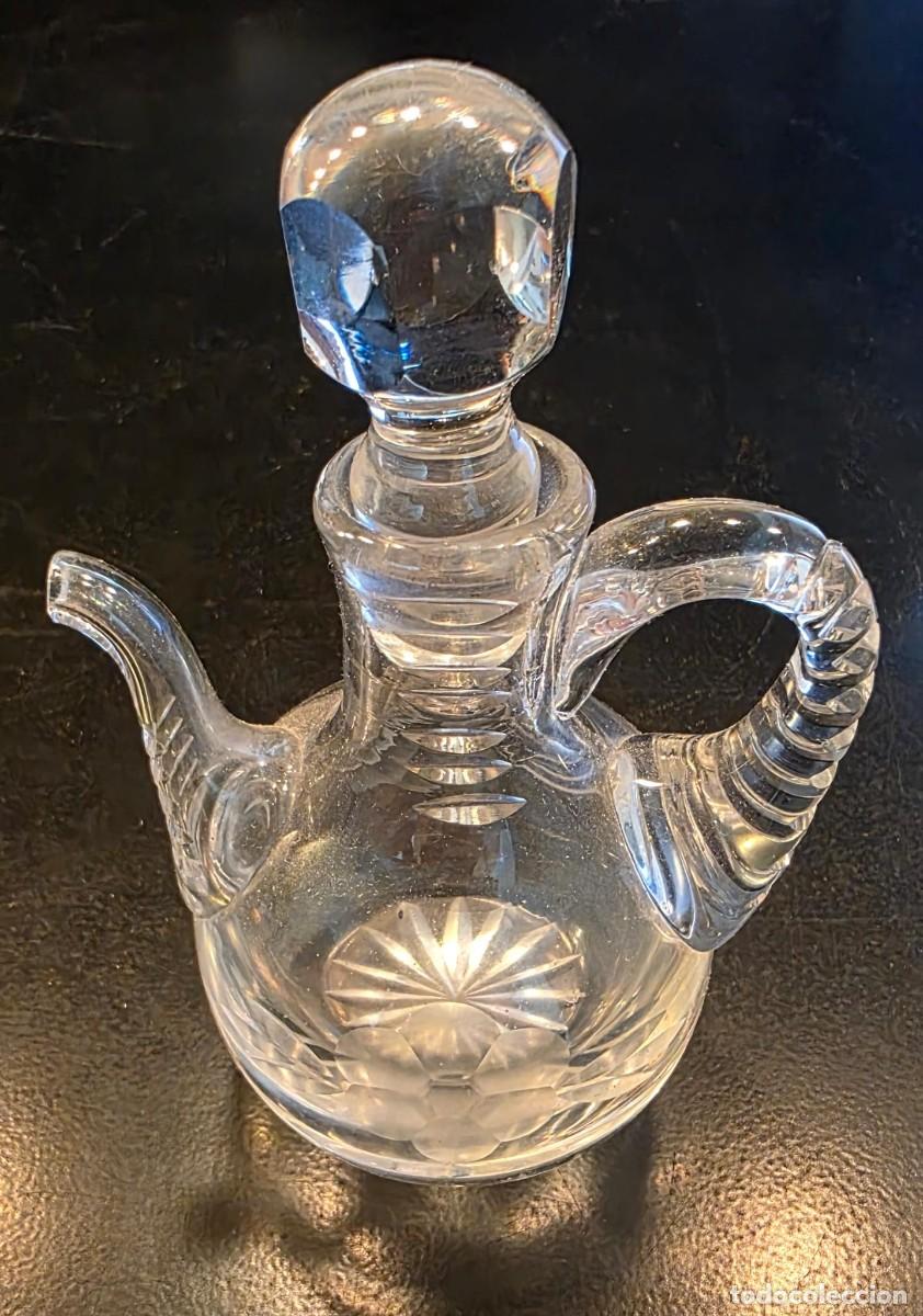 Antig&uuml;edades: Licorera vintage de cristal tallado con asa, pico vertedor y tap&oacute;n facetado &ndash; 15 &times; 7 cm