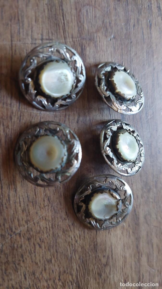 Antig&uuml;edades: Conjunto de 5 botones antiguos en metal y nacar