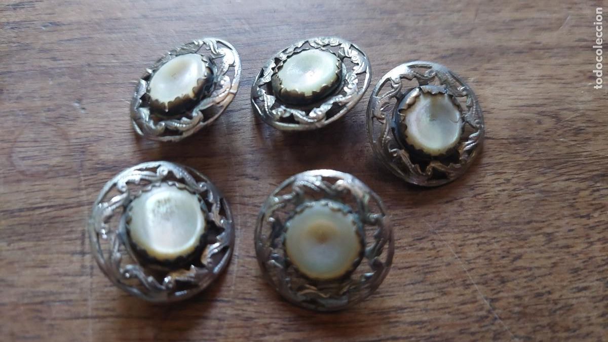 Antig&uuml;edades: Conjunto de 5 botones antiguos en metal y nacar