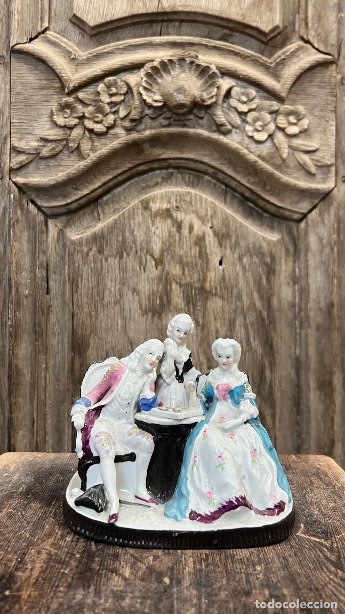Antig&uuml;edades: Grupo de porcelana estilo s XVIII Personajes jugando JUEGO AJEDREZ sXIX 12x14cms