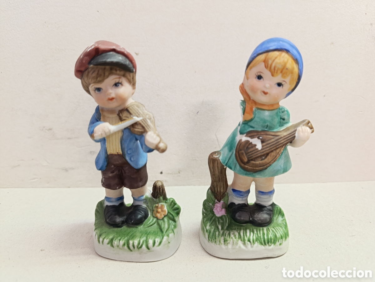 Antig&uuml;edades: PAREJA DE FIGURAS DE PORCELANA BISCUIT. NI&Ntilde;OS TOCANDO VIOLIN Y GUITARRA.