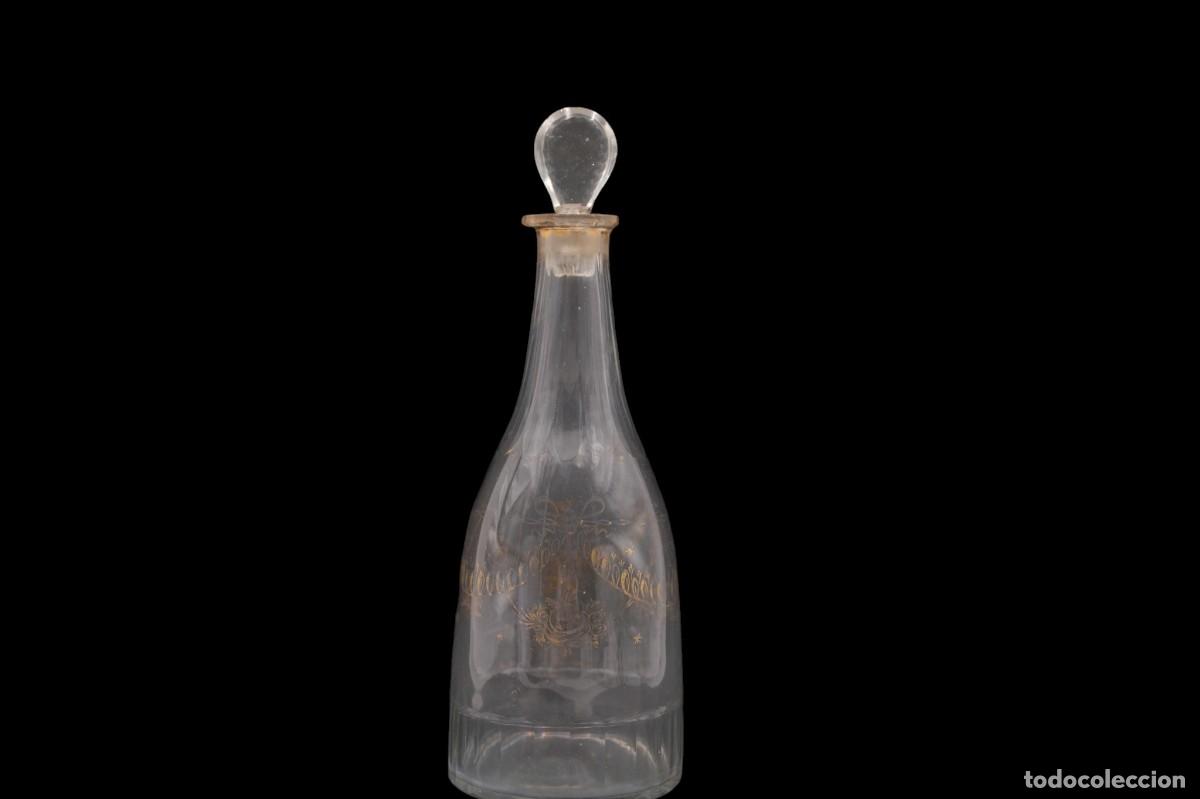 Antig&uuml;edades: Botella / Licorera Antigua de Vidrio Pintado a Mano con Decoraci&oacute;n Dorada y Tap&oacute;n XIX
