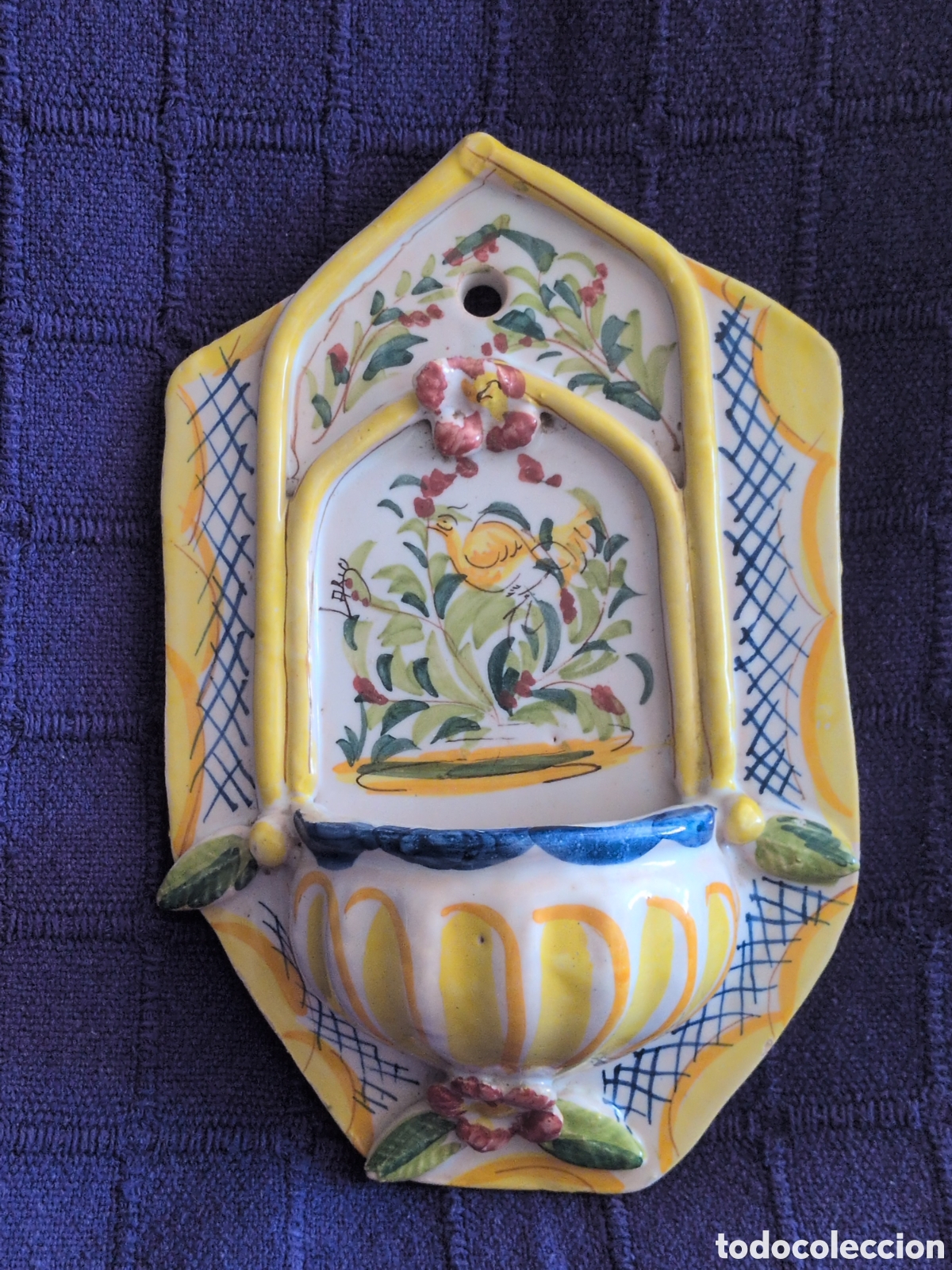 Antiguidades: Antigua Benditera de cer&aacute;mica pintada a mano Talavera. Con firma del autor