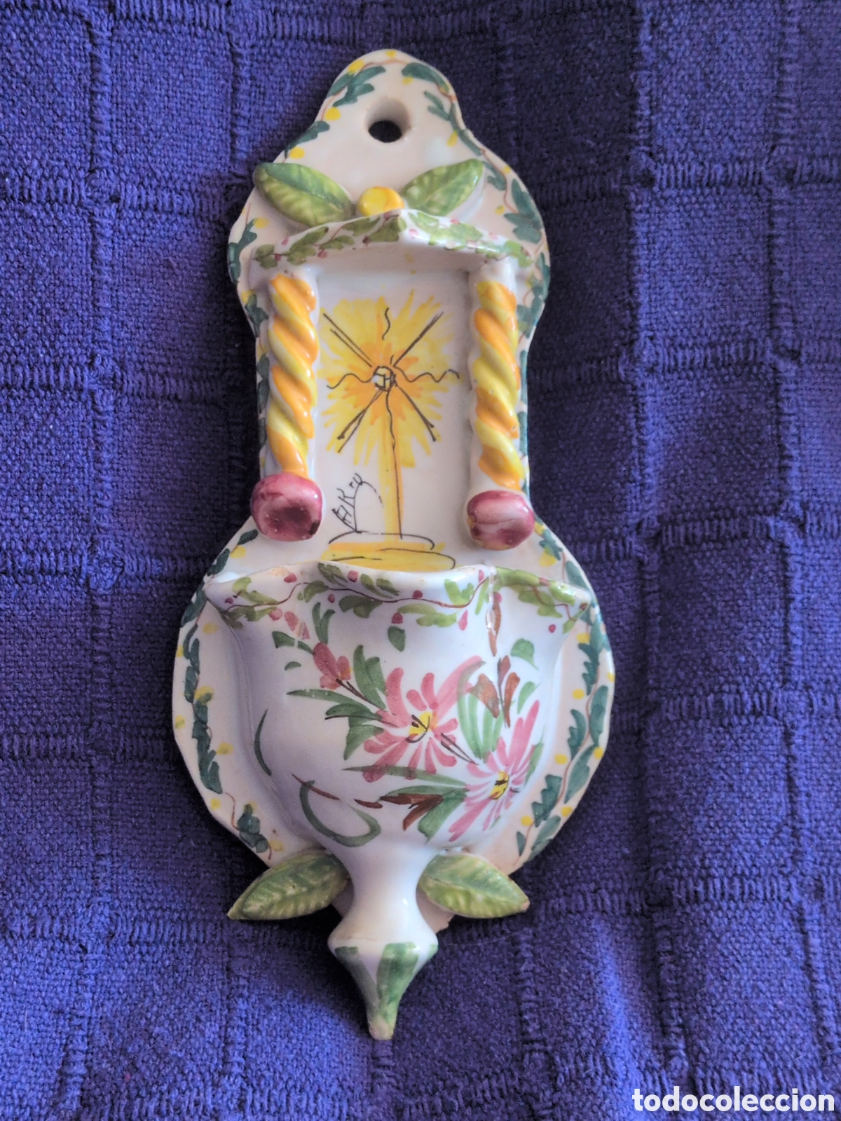 Antiguidades: Antigua Benditera de cer&aacute;mica pintada a mano Talavera. Con firma del autor
