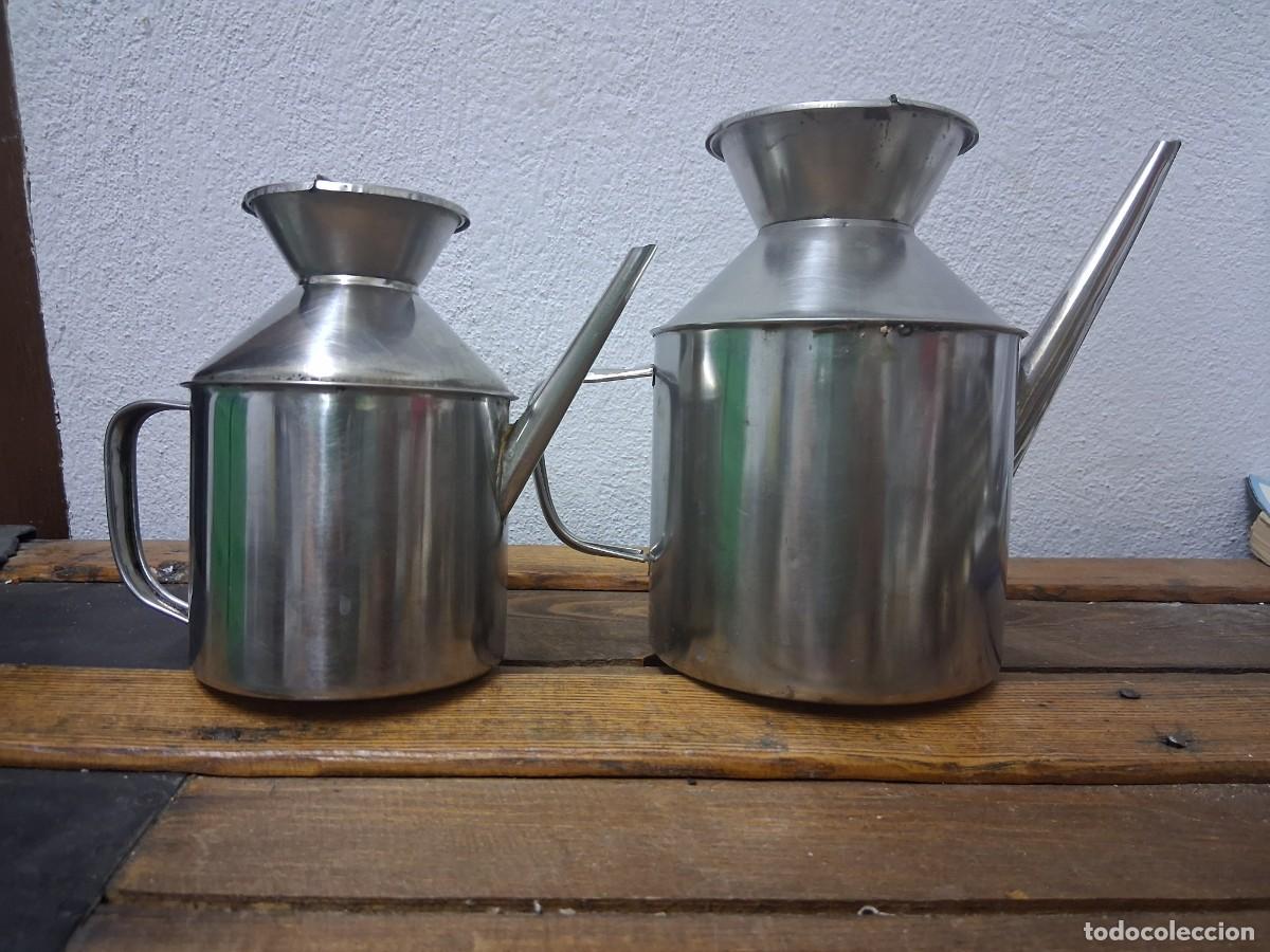Antig&uuml;edades: 2 aceiteras de chapa estilo botijo cantaro para aceite de oliva cocina